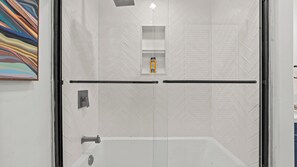 Serviettes fournies, savon, shampoing, papier toilette