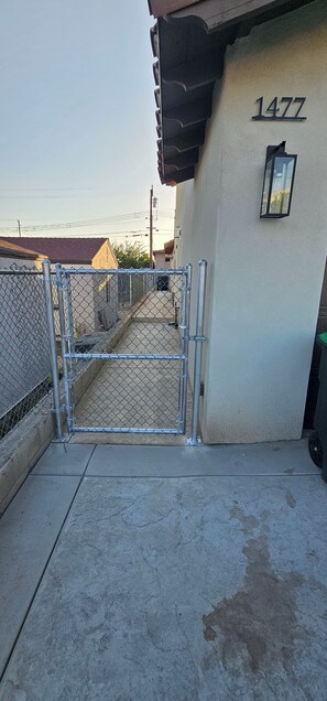 المنطقة المحيطة بالمنشأة