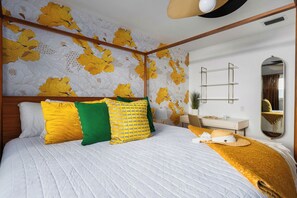 2 chambres, bureau, fer et planche à repasser, lit parapluie