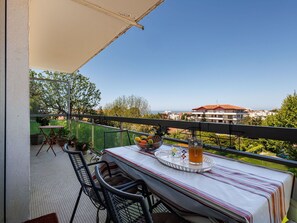 Outdoor dining - Nice apartment for 4 people with WIFI, TV and balcony (Biarritz)