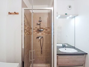 Bathroom - Les Félibres by Interhome (La Seyne Sur Mer, Les Sablettes)