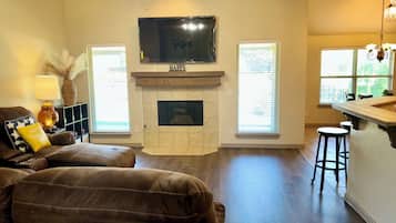 Smart TV, fireplace