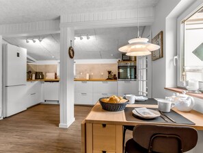 Kühlschrank, Mikrowelle, Geschirrspüler, Kochgeschirr/Geschirr/Besteck