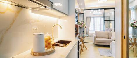 Kühlschrank, Mikrowelle, Herdplatte, Wasserkocher mit Kaffee-/Teezubehör