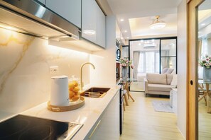 Een koelkast, een microgolfoven, een kookplaat