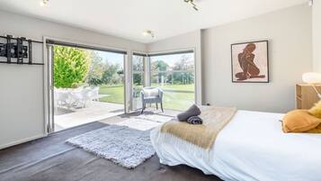4 bedrooms, desk, iron/ironing board, free WiFi