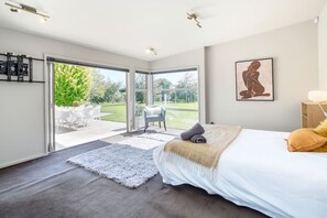 4 bedrooms, desk, iron/ironing board, free WiFi