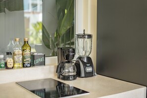 Fridge, microwave, stovetop, electric kettle - Villa Pia Pererenan (Munggu)