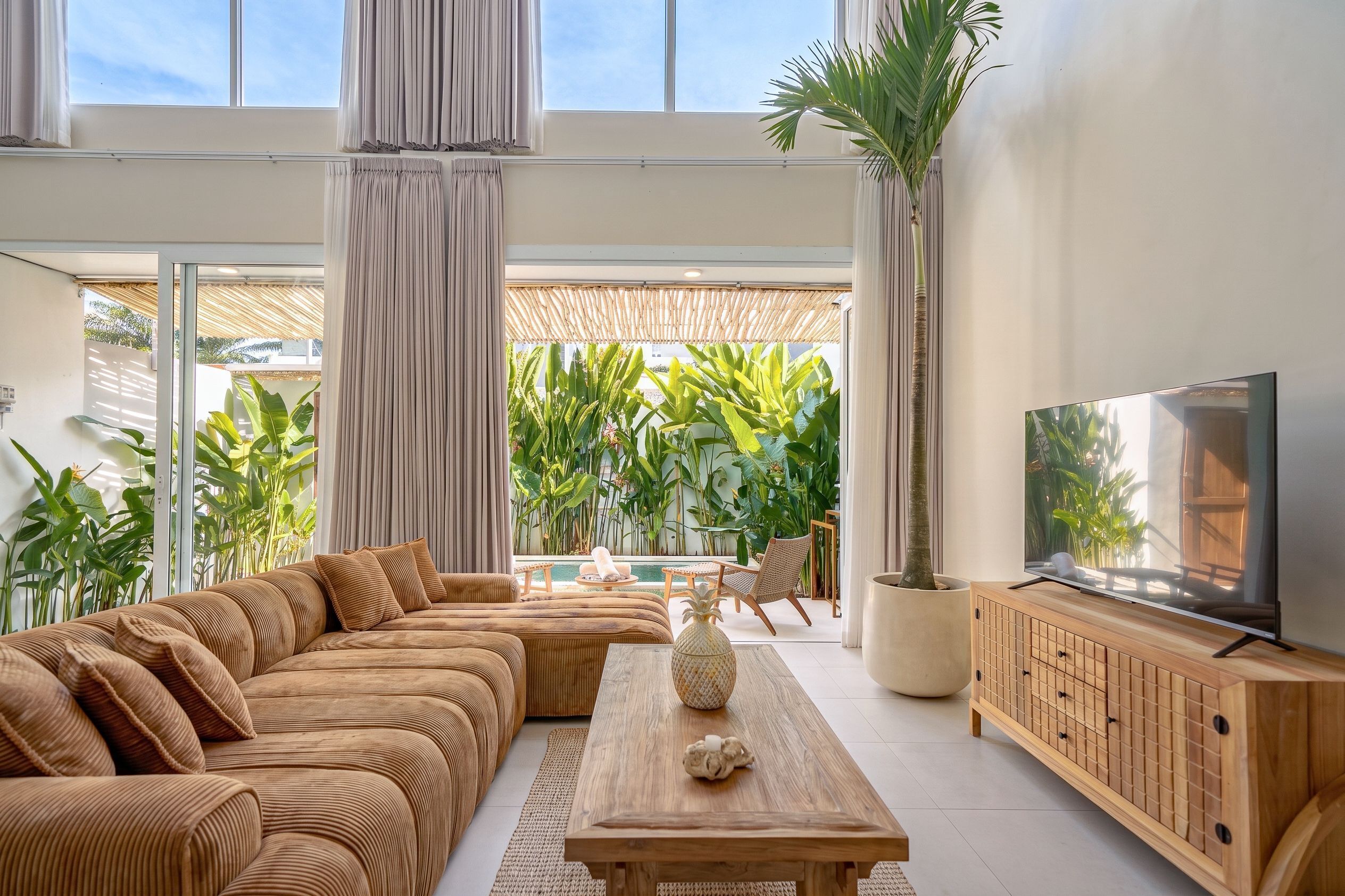 Deluxe villa, 1 slaapkamer, terras, uitzicht op zwembad | Woonkamer | Een 50-inch televisie met kabelzenders