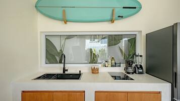 Villa Deluxe, 1 habitación, patio, vistas a la piscina | Cocina privada | Frigorífico, microondas, placa de cocina y hervidor eléctrico