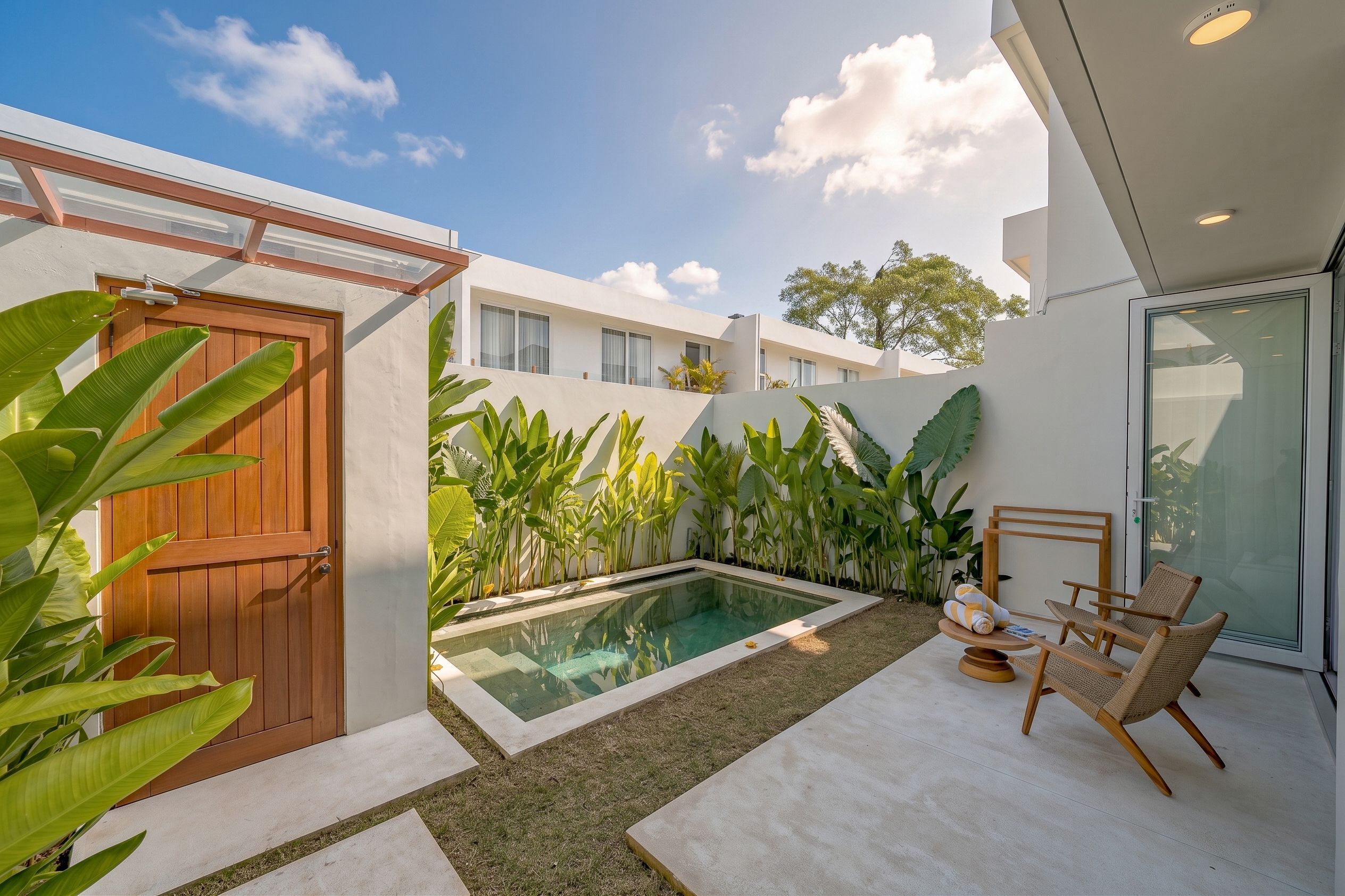 Une maison moderne dotée d’une piscine, d’une porte en bois et d’une porte en verre.