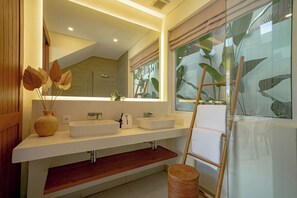 Shower, free toiletries, hair dryer, towels - Villa Pia Pererenan (Munggu)