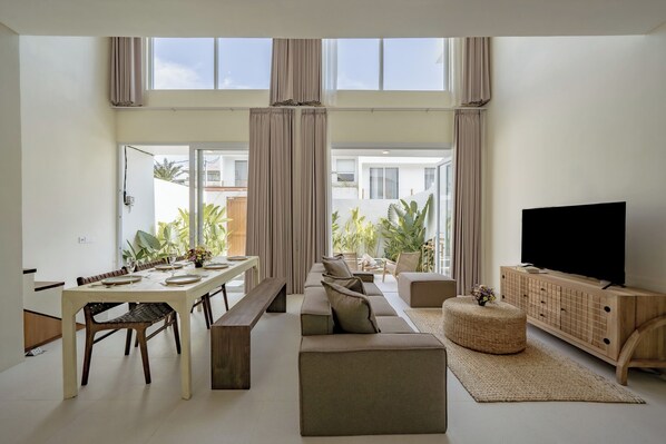 Deluxe Villa, 1 Yatak Odası, Veranda, Havuz Manzaralı | Oturma odası | Kablolu TV kanalları bulunan 50 inç televizyon 