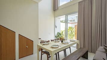 Deluxe Villa, 1 Bedroom, Patio, Pool View | Dining room