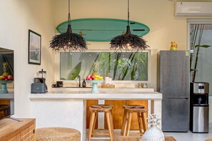 Refrigerador, microondas, placa de cocina, tetera/pava eléctrica