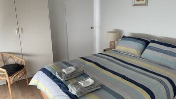 2 bedrooms, iron/ironing board, bed sheets