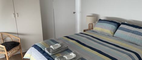 2 chambres, fer et planche à repasser, draps fournis