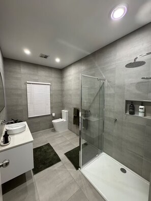 淋浴設備、風筒、提供毛巾、番梘