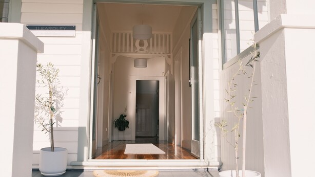 A white building with a sign reading "11 EARDLEY Accommodation". - 11Eardley|5min to CBD | 2 Bedrooms | Free parking (South Launceston)