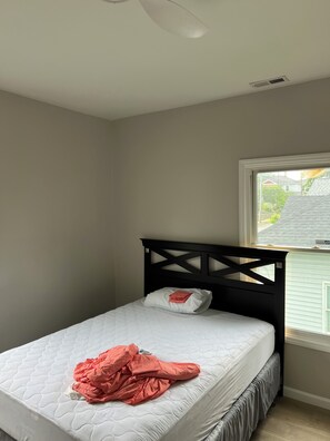 3 Schlafzimmer, Schreibtisch, Bügeleisen/Bügelbrett, Reisekinderbett