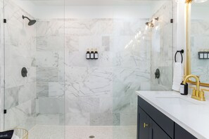 Shower, hair dryer, towels, soap - Epic Game Room with arcade games and Hot Tub Hypedome! Just 1 Mile to Notre Dame (South Bend)