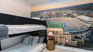 4 habitaciones, escritorio y tabla de planchar con plancha