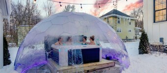 Epic Game Room with arcade games and Hot Tub Hypedome! Just 1 Mile to Notre Dame