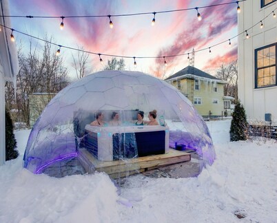 Epic Game Room with arcade games and Hot Tub Hypedome! Just 1 Mile to Notre Dame