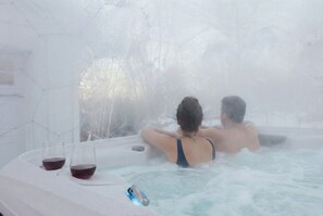 Outdoor spa tub - Epic Game Room with arcade games and Hot Tub Hypedome! Just 1 Mile to Notre Dame (South Bend)