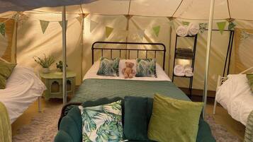 1 bedroom, bed sheets