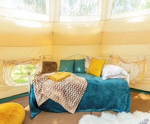 1 bedroom, bed sheets