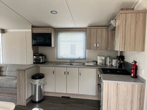 Frigorífico, microondas, horno y placa de cocina