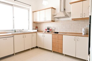 Kylskåp, mikrovågsugn, ugn och spishäll