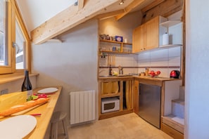 Fridge, oven, stovetop, cookware/dishes/utensils