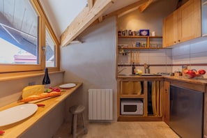 Fridge, oven, stovetop, cookware/dishes/utensils