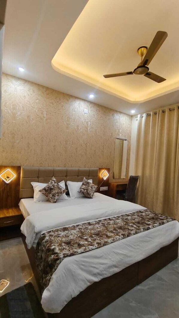 Bureau, espace de travail pour ordinateur portable, Wi-Fi gratuit