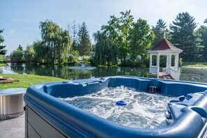 Outdoor spa tub - Country Cottage is a charming rental located in Apple Creek, OH. (Applecreek)