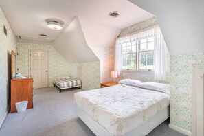 4 bedrooms, iron/ironing board, free WiFi, bed sheets