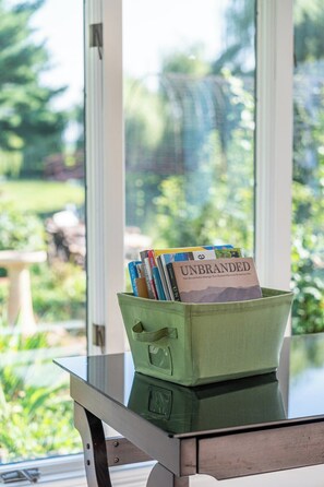 Interior - Country Cottage is a charming rental located in Apple Creek, OH. (Applecreek)