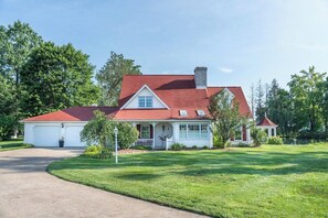 Exterior - Country Cottage is a charming rental located in Apple Creek, OH. (Applecreek)