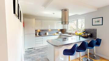 Kjøleskap, mikrobølgeovn, ovn og oppvaskmaskin