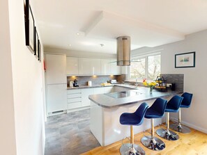 Een koelkast, een microgolfoven, een oven, een vaatwasser