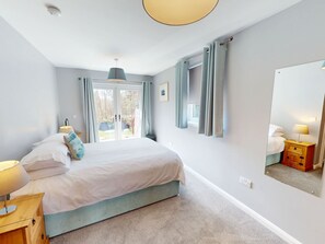 4 slaapkamers, een strijkplank/strijkijzer, reisbedje, gratis wifi