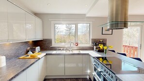 Kühlschrank, Mikrowelle, Ofen, Geschirrspüler