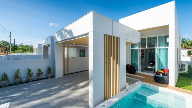 Une maison moderne dotée d’une piscine, de grandes fenêtres et d’un design minimaliste.