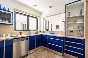 Réfrigérateur, micro-ondes, plaque de cuisson, lave-vaisselle