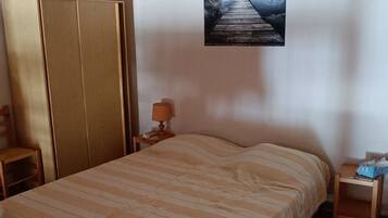 3 chambres, fer et planche Ă repasser, lit parapluie