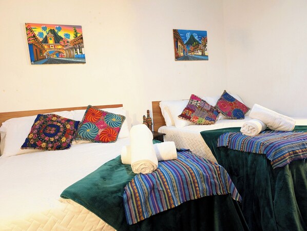 Comfort Quadruple Room | Free WiFi - Casa Quetzalli Los Nazarenos (Antigua Guatemala)