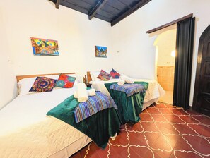 Comfort Quadruple Room | Free WiFi - Casa Quetzalli Los Nazarenos (Antigua Guatemala)