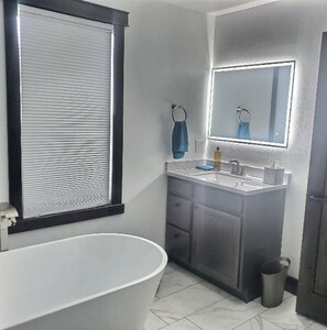 Sèche-cheveux, serviettes fournies, savon, papier toilette